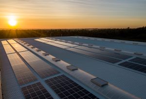 Placas solares em um pordo sol, ilustrando a ESG energia renovável